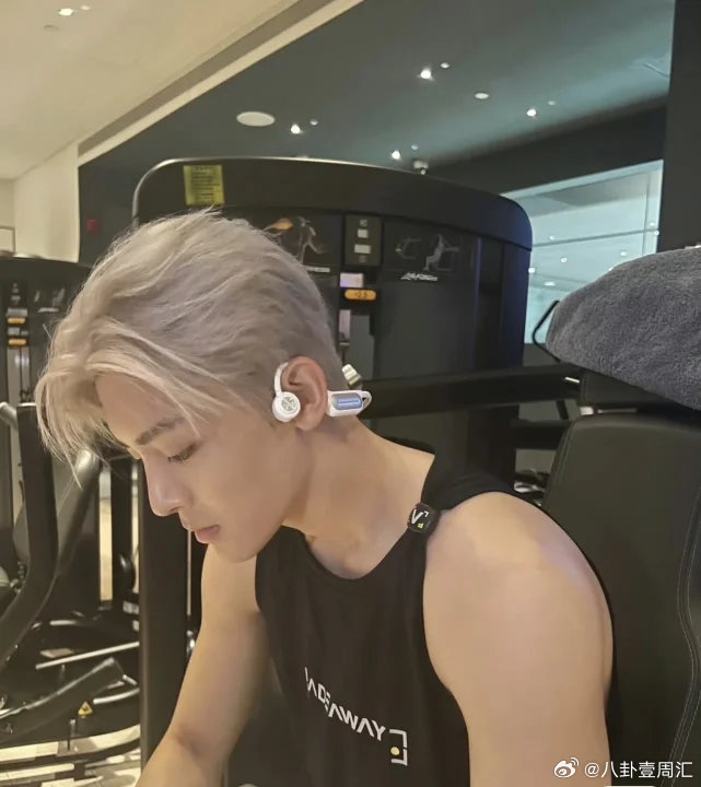 健身房偶遇侯明昊侯明昊你怎么这么自律！今晚要录歌手，下午还在健身房！侯明昊录歌手