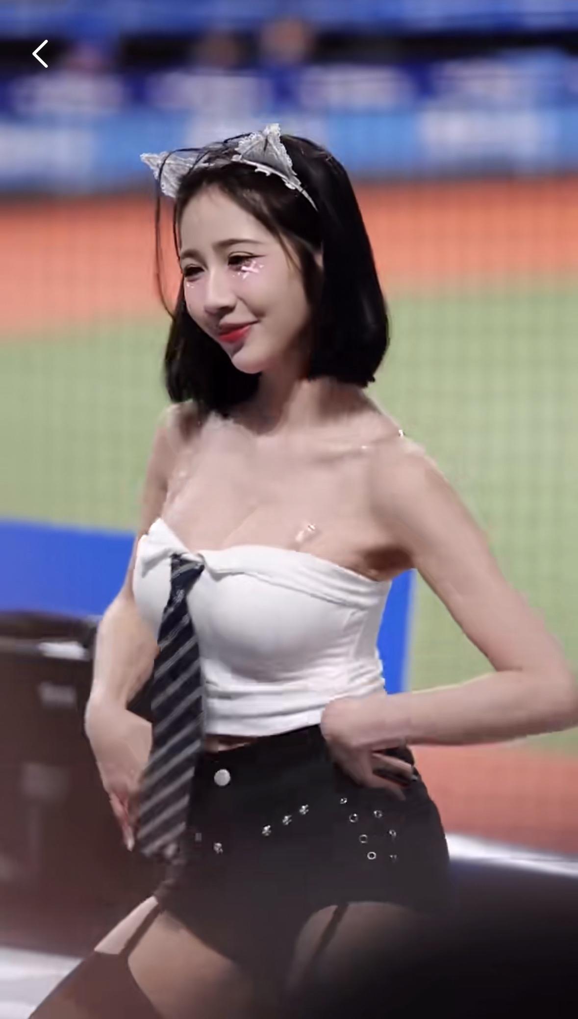 韩国啦啦队队员！
       白色抹胸缀着条纹领带的俏皮，黑色短裙上的亮片随动