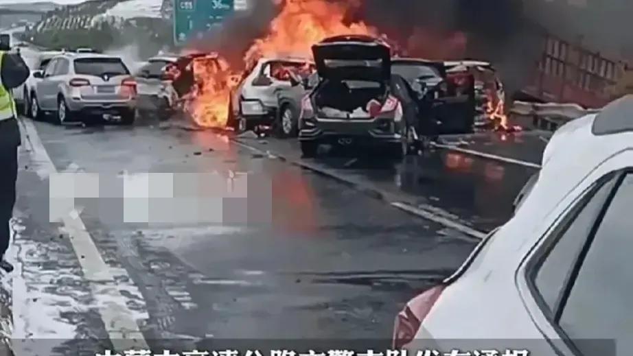 2024年10月1日，内蒙古G6京藏高速公路发生了一起严重的交通事故，造成12辆