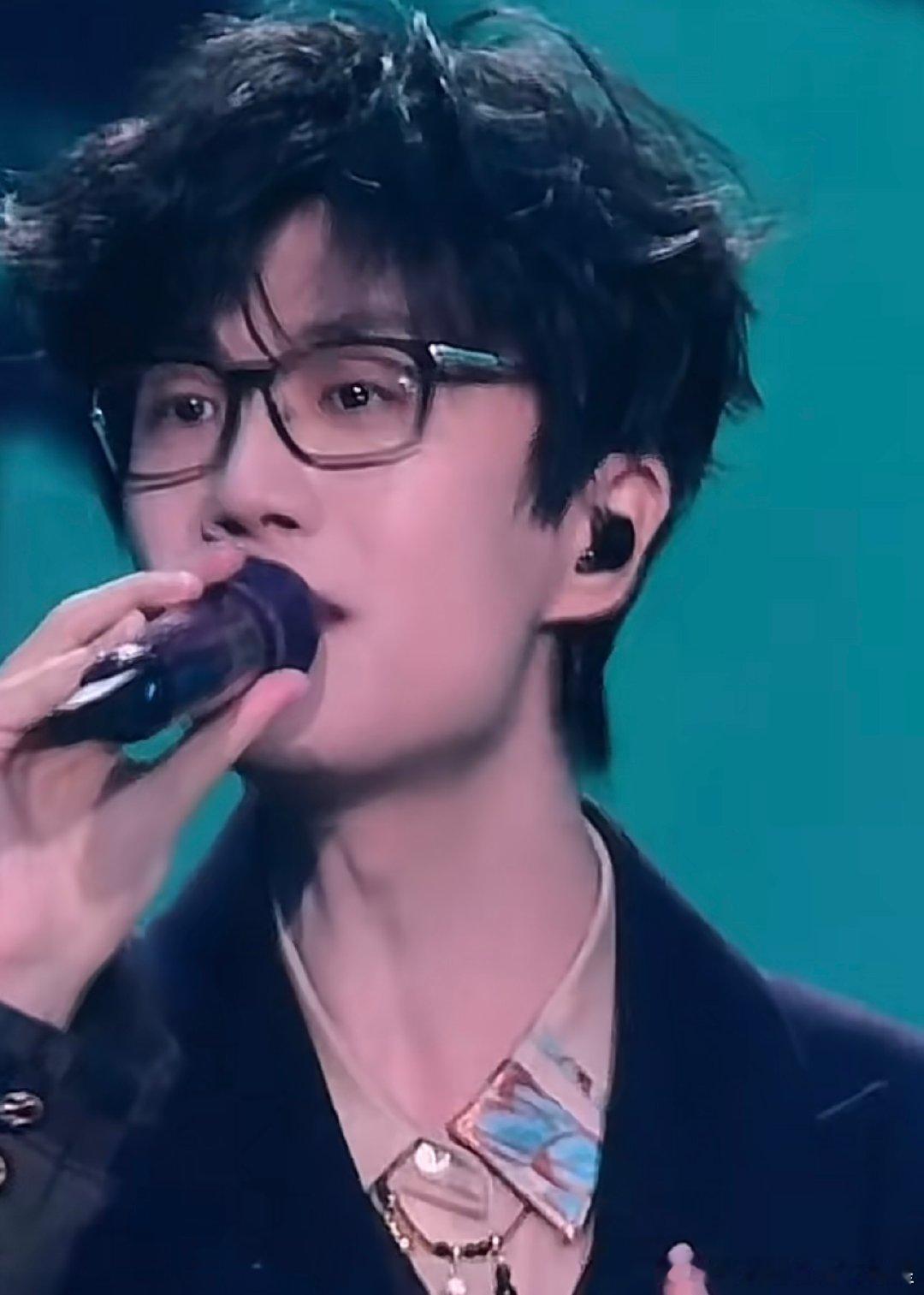 许嵩谭晶唱了惊鸿一面许嵩谭晶牵手合唱许嵩谭晶唱了惊鸿一面 