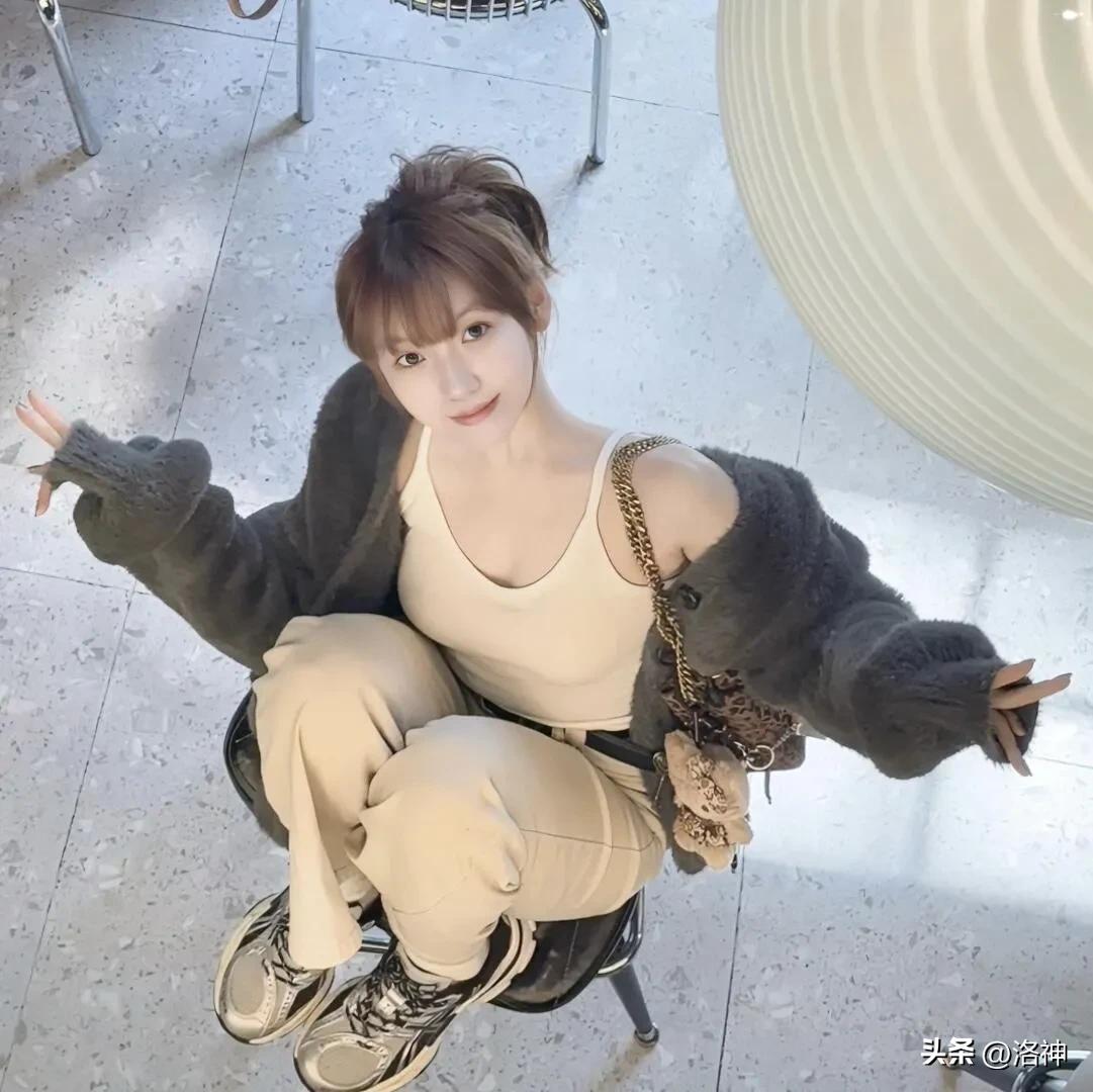 连好好吃饭
都会被你表扬
生活打不败就大口吃饭的
爱我就是陪我吃饭吧

练习瑜伽