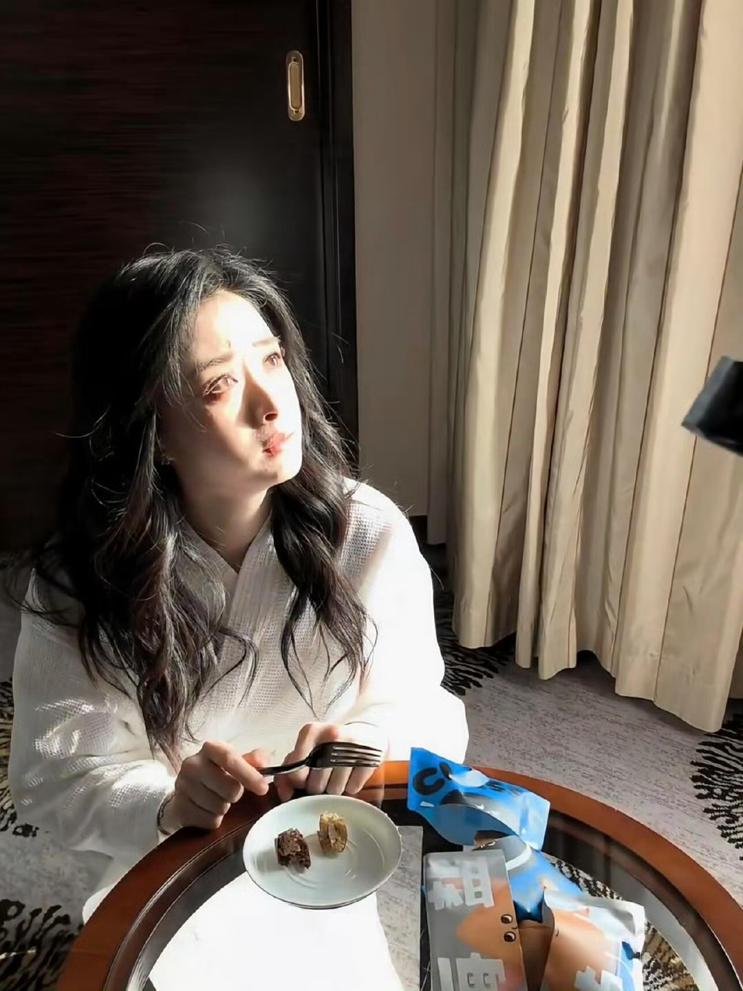 蒋欣吃饭 给猫倒了两粒猫粮蒋欣真的是太过分了！这么美还这么拼！ ​​​