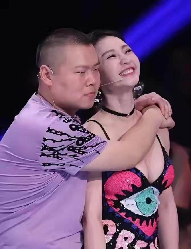 这姿势，太尴尬了！
抱住肩膀也就罢了，手还压在柳岩胸前。
柳岩脸都红了，侧了侧身