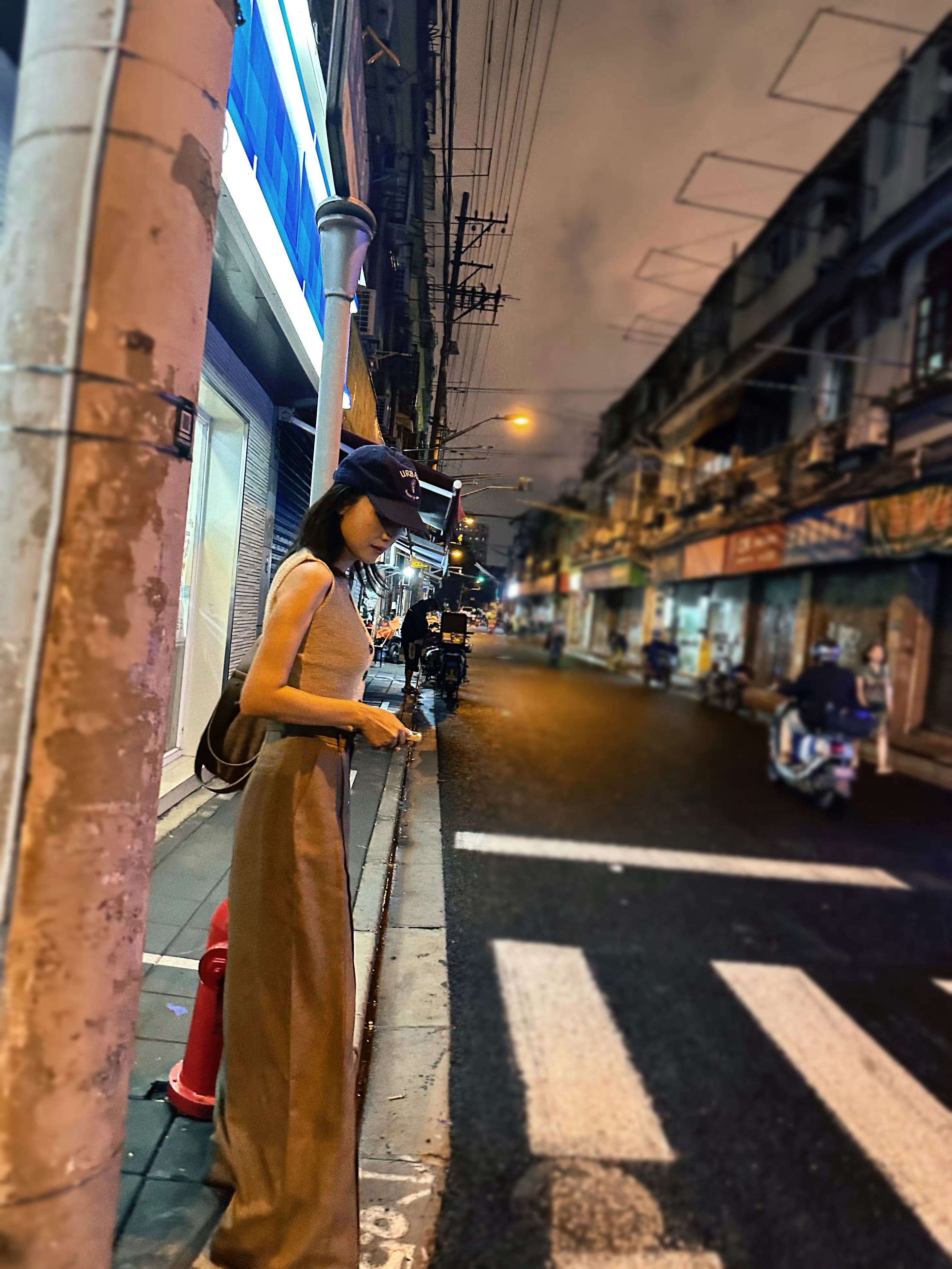 姐姐深夜街头、路灯暖光，一身简单穿搭却透着从容自在，像自带正向磁场，走到哪里都能