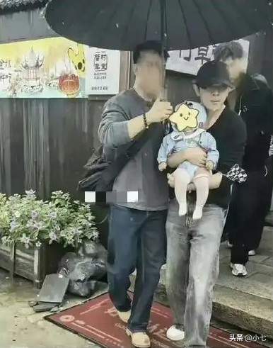 一张路人抓拍照片，掀起李佳琦生子传闻的热议