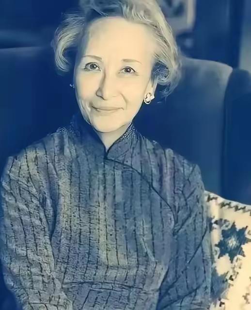 [月亮]1973年，58岁的郑念拒绝出狱，她需要一个道歉。突然，暴跳如雷的监狱长