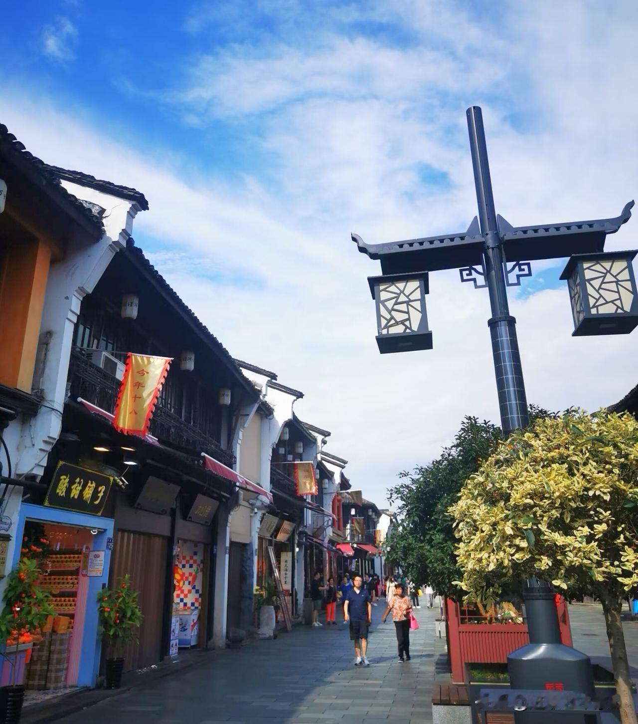 边走边拍，杭州上城区清河坊历史文化街区河坊街，‌河坊街是免费开放的4A级景区，位