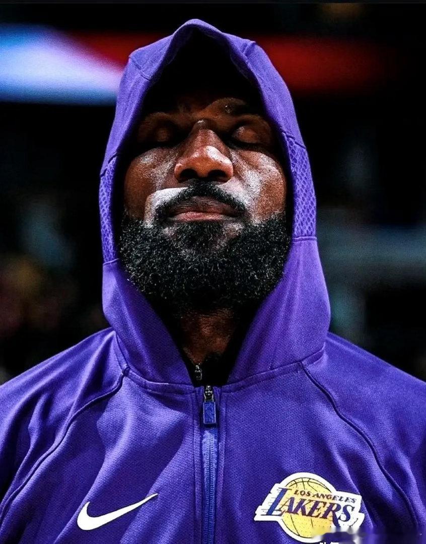 洛杉矶湖人的季后赛门票，当时感觉就像一张快要烧着的废纸。更衣室里气氛冰冷，花名册