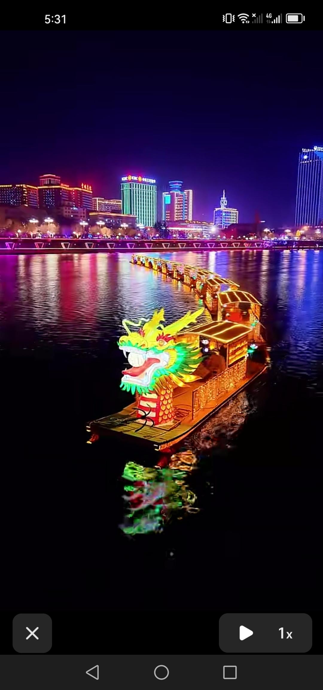 吉林市的大龙舟再度现身松花江，这预示着新的一年即将开启。

吉林市的大龙舟出现在