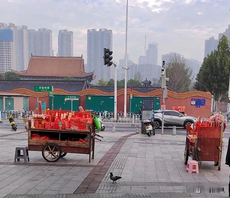 早上七点，开福寺旁边的摊位就摆起来了。
原来，周末早起的人不止我一个，还有千千万