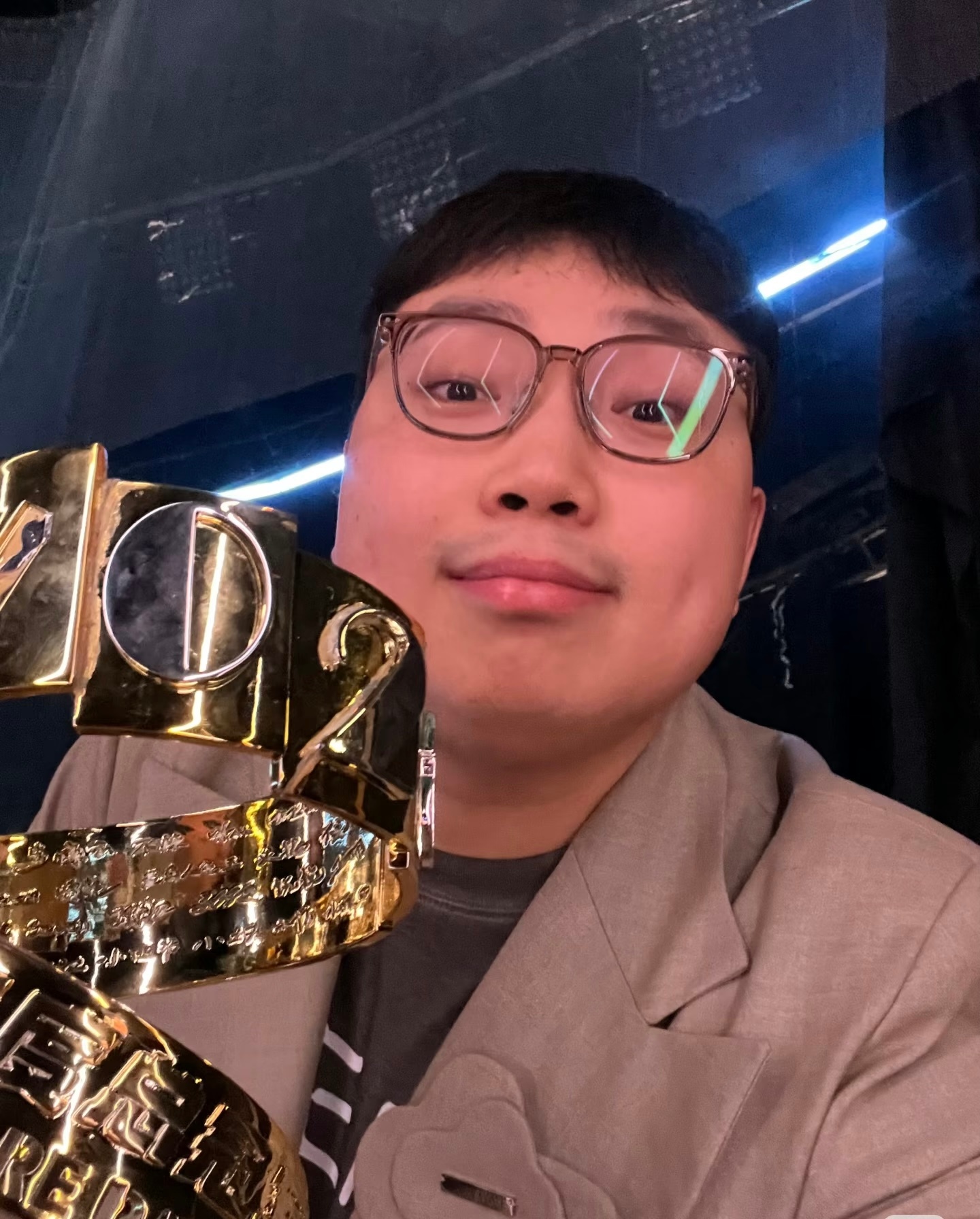 何广智 冠军脱口秀和ta的朋友们放烟雾弹了，选手都捧上了冠军奖杯🏆，是不是何广
