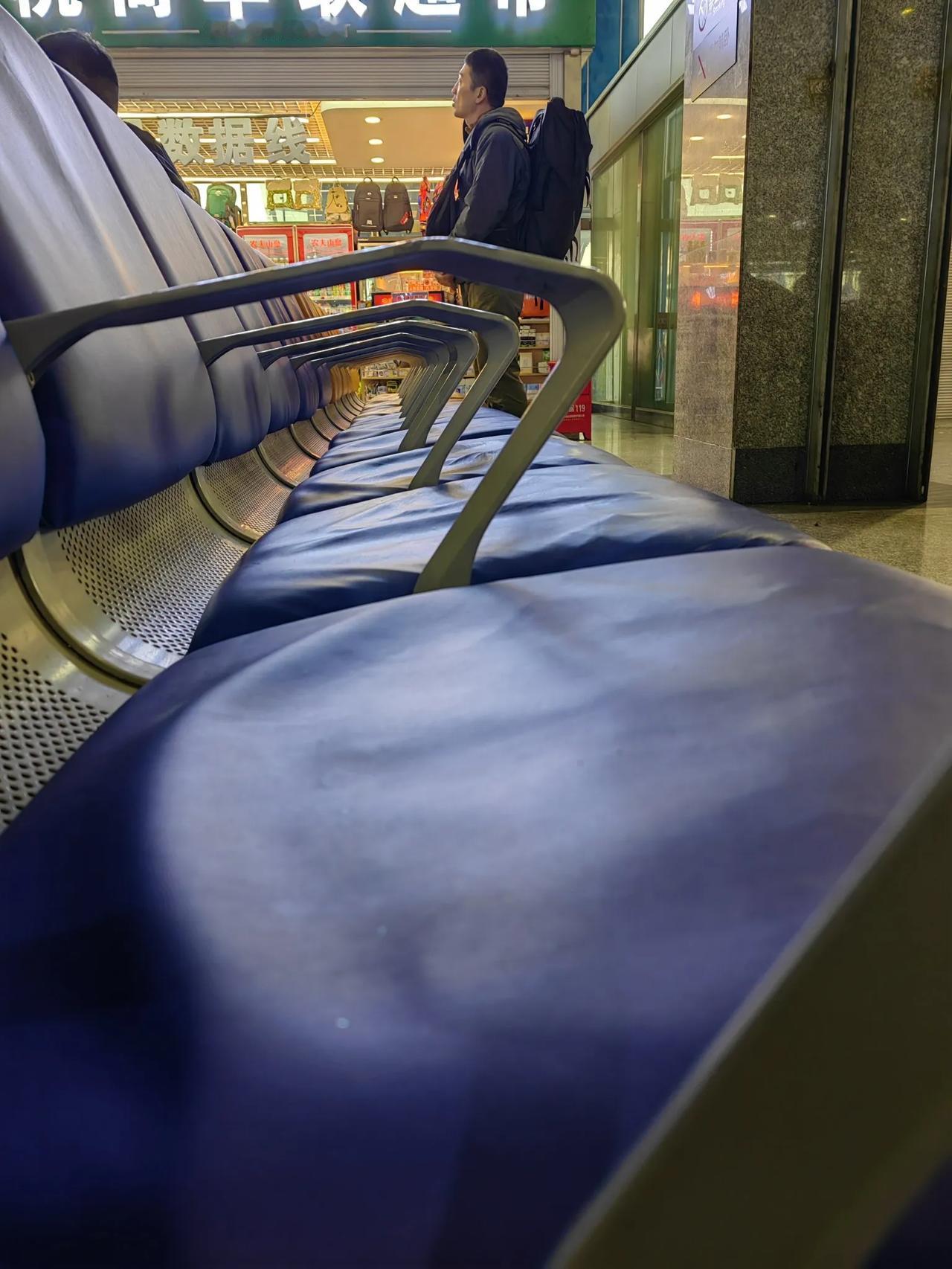 “虚位以待”意思是留出位置等待。“虚”是空着的意思。通常用于表示尊敬、诚意，期待