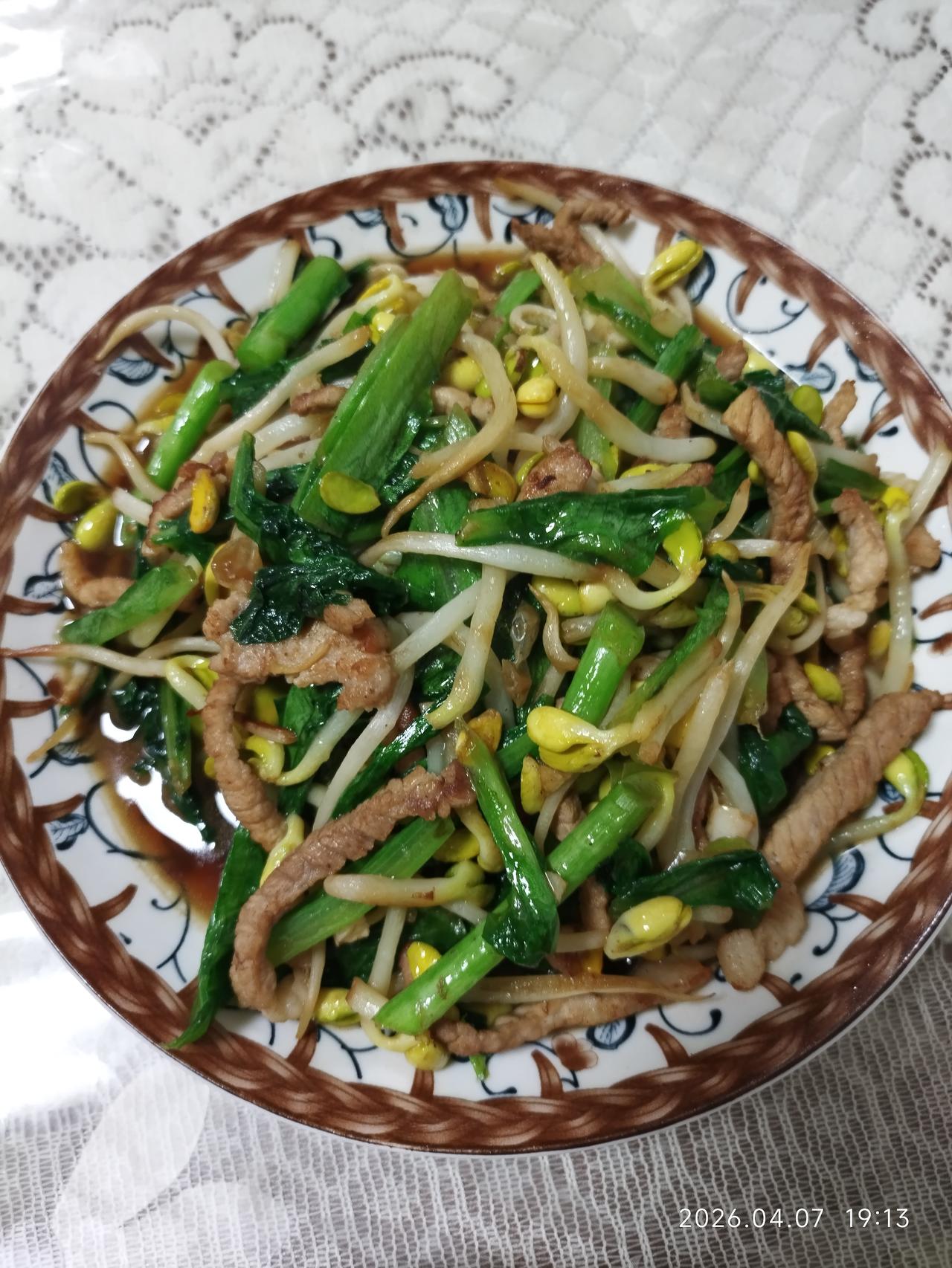 山东兖州物价太便宜了，一盘炒肉丝加上两个馒头才花14元钱。