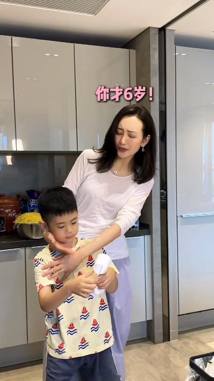 #秋瓷炫6岁儿子身高##秋瓷炫6岁儿子身高一米三# 秋瓷炫6岁儿子身高一米三，居