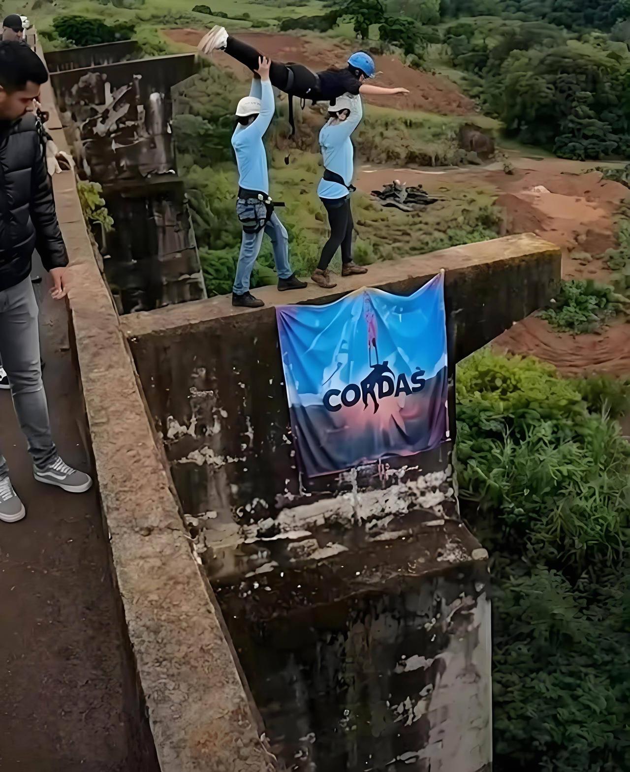 太可怕了！高空跳跃项目居然忘了系上安全绳！

工作人员直接将体验者从四十米高桥推