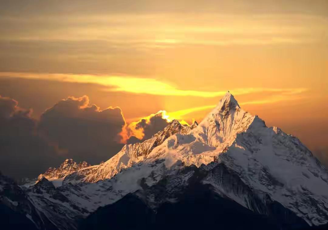 人过五十岁才懂的道理，最好的活法就四个字：人间清醒
 
别再瞎攀比了。
 
比你
