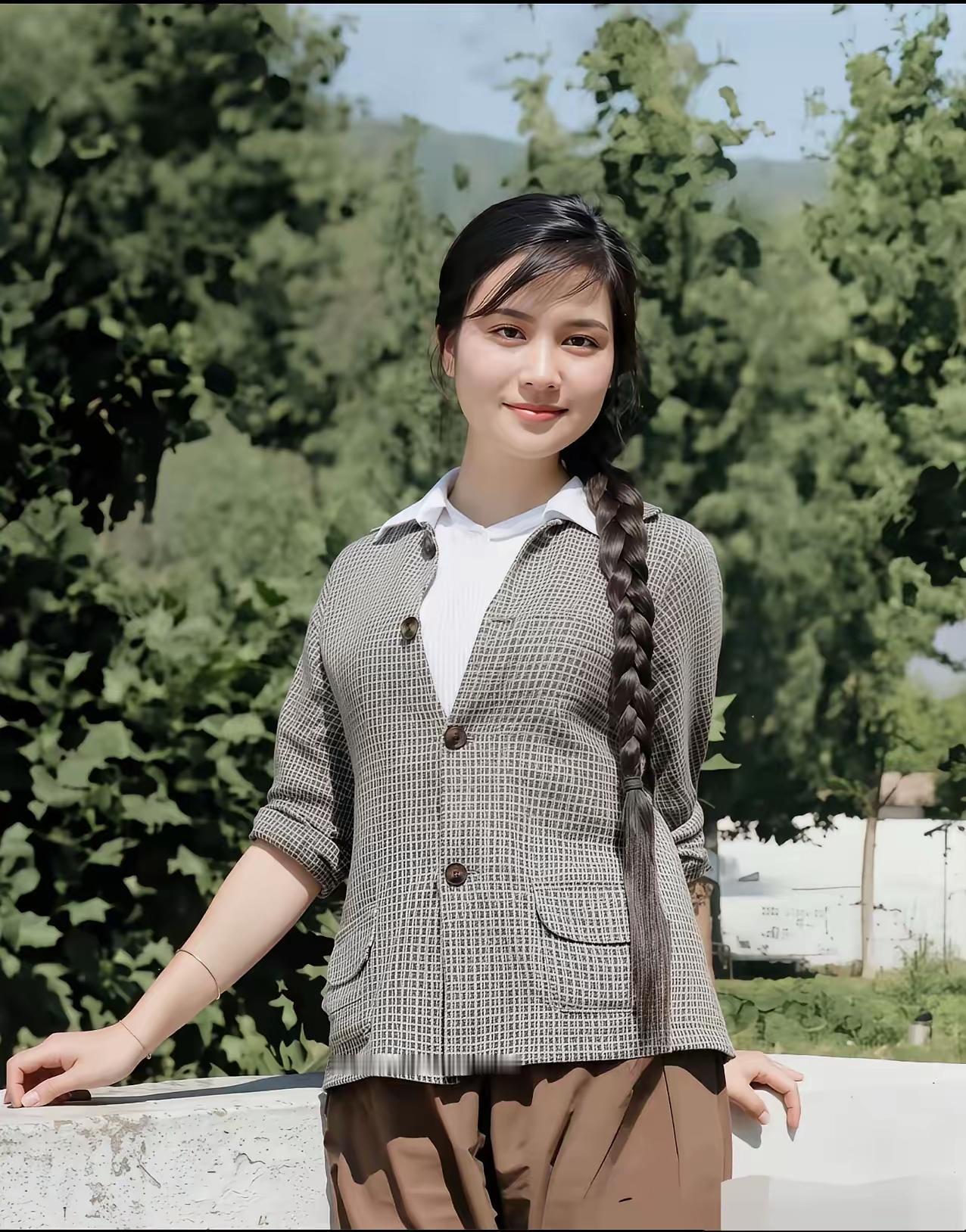 这位60年代的美女
你们认识吗？
她的美无人能敌，就算是朱琳、王馥荔见了都是甘拜