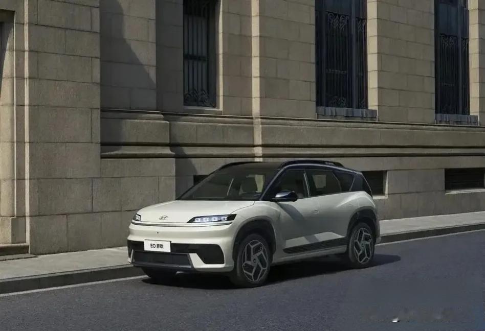 外观上，EO羿欧用了星动八方水晶方形大灯，设计融合了国际范儿和东方审美，样子大气