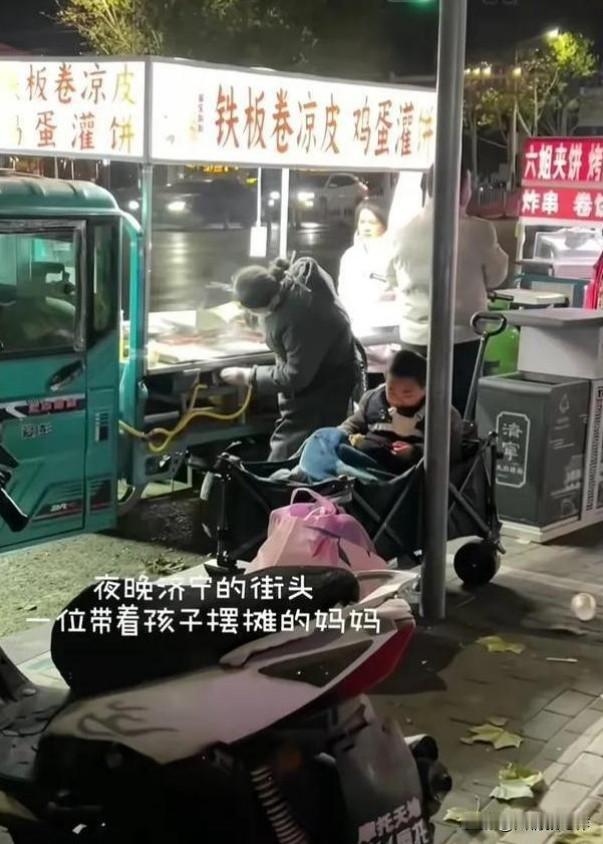 夜晚，小吃车摊位，一陌生男子厚着脸皮问：“能不能请我吃一碗？”女子愣了一下，爽快