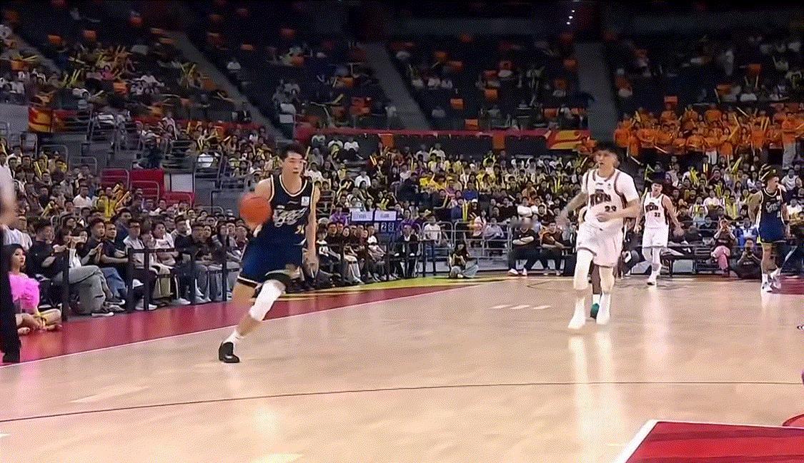 呜呼起飞！崔永熙反击单手劈扣打停吉林，广东队已经领先两位数 广东男篮vs吉林男篮