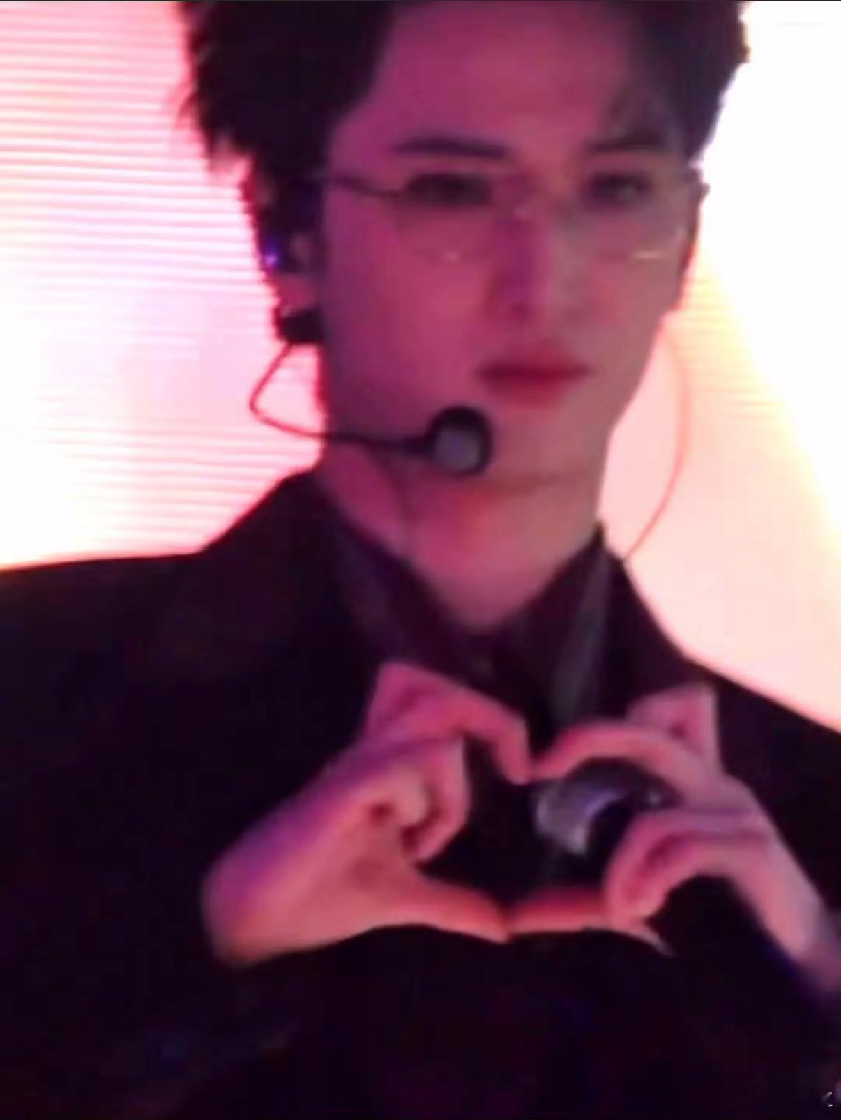 严浩翔好标准的小猫比心 