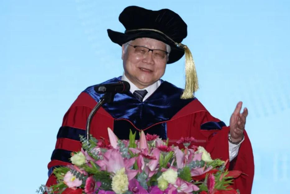 这个老人说话是不是自大了一点，他竟然抨击，中国大陆机器人跳来跳去，没用，只是好看