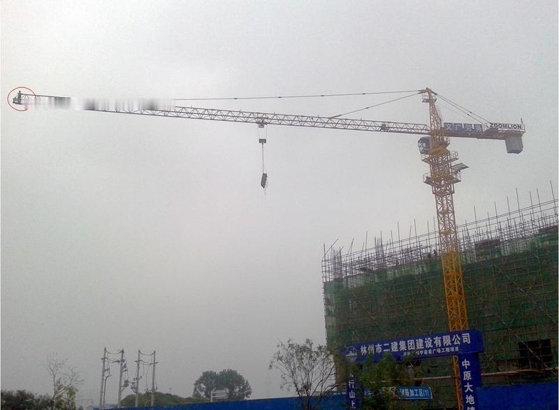 台湾民众拍到塔吊被吹得疯狂“自转”，这场景估计挺震撼。其实台风天塔吊转动不一定是