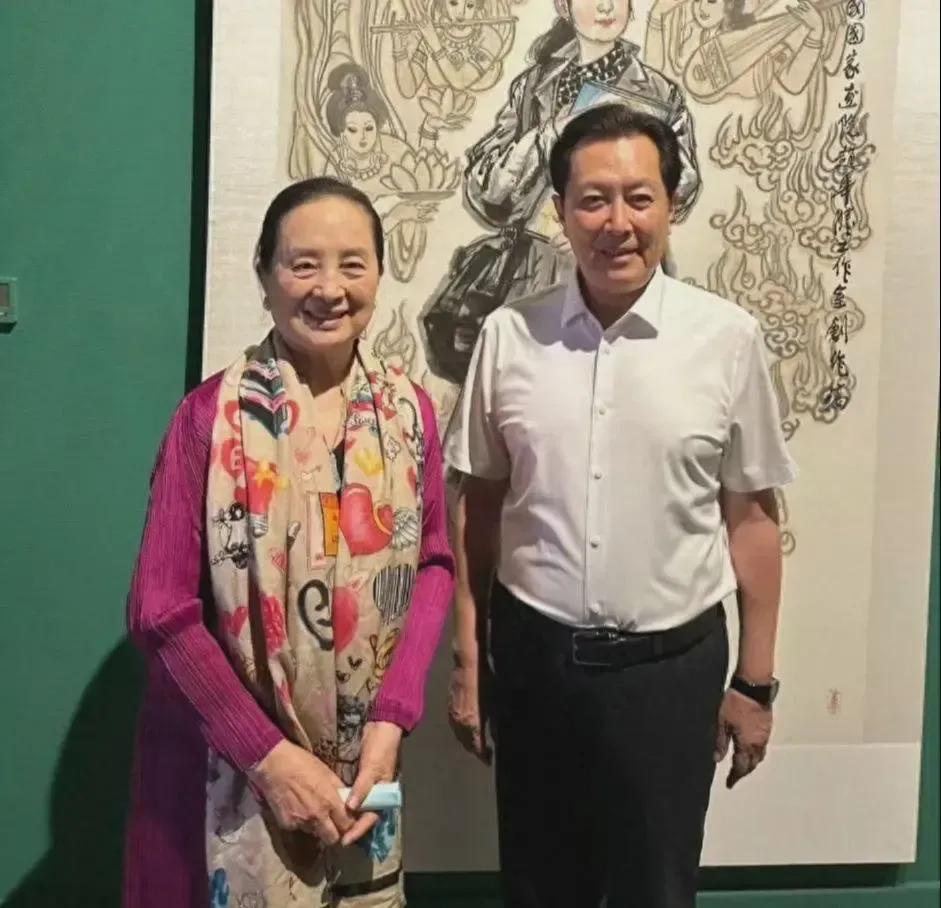 因为书画  唐国强跟张金玲经常会一起出现
今天在网上看到张金玲跟唐国强还有过相亲