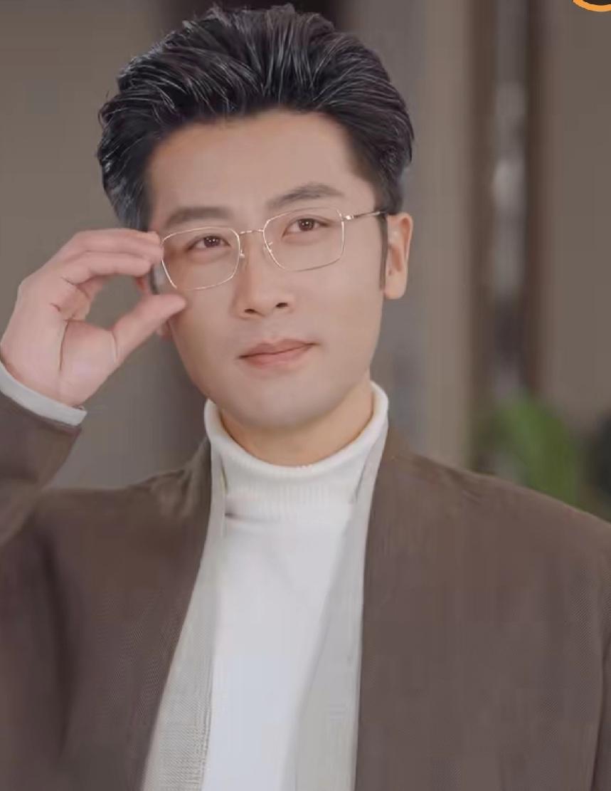 刷短剧刷到的一位男主，一出场就被他的气质迷住了，一口气看完了全部剧集，真的是长得