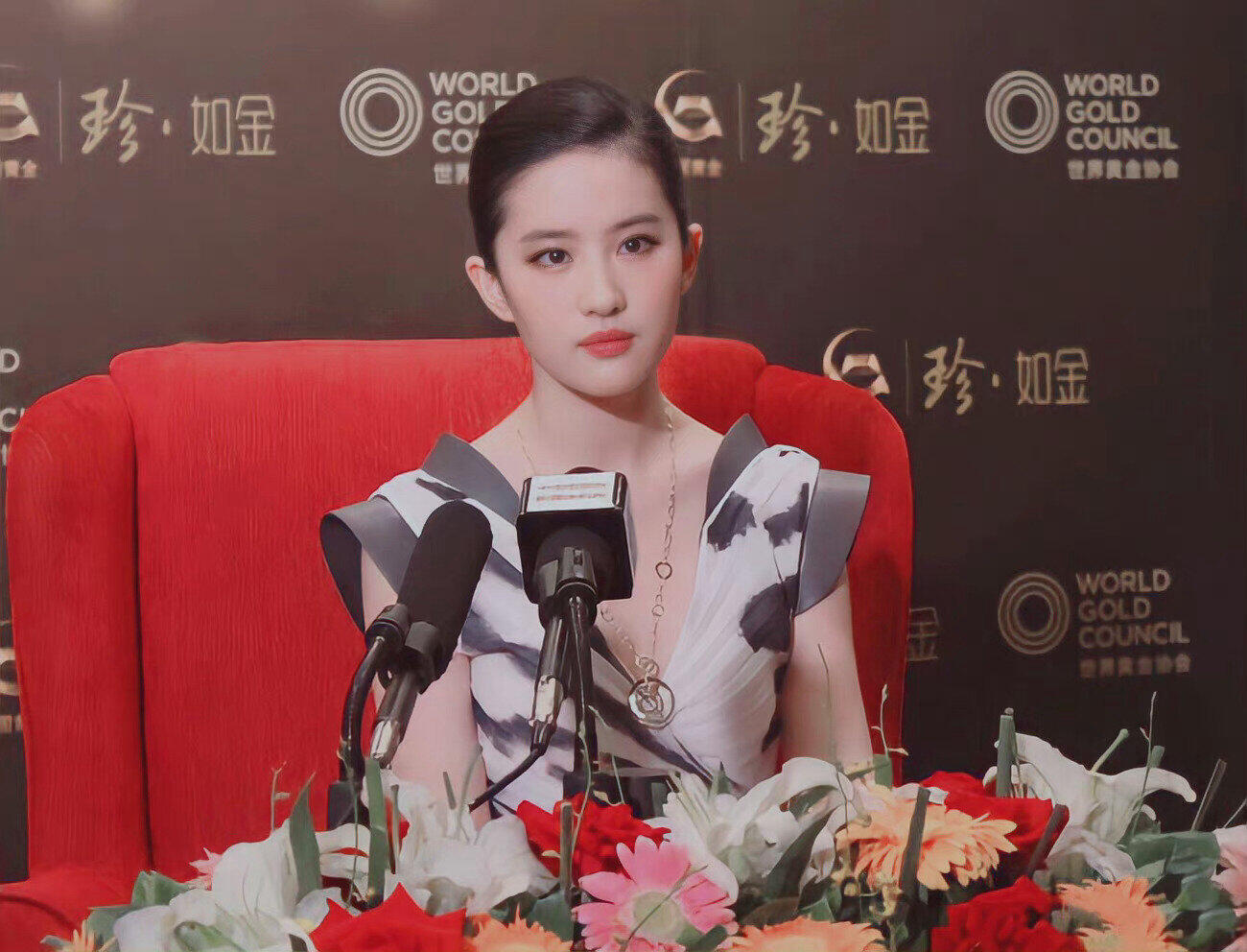 发型师想炫耀下女娲的技术，我有一次演出做了类似的头发，结果是不男不女，怎么看怎么