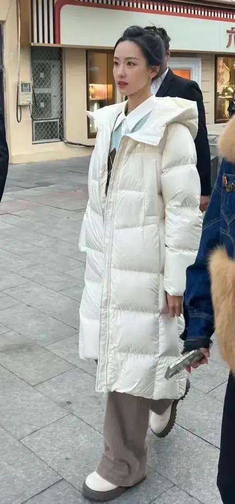 天哪！这是陈都灵吗？看着和章泽天好像呀！
章泽天就比较喜欢这种清新甜美的服装。
