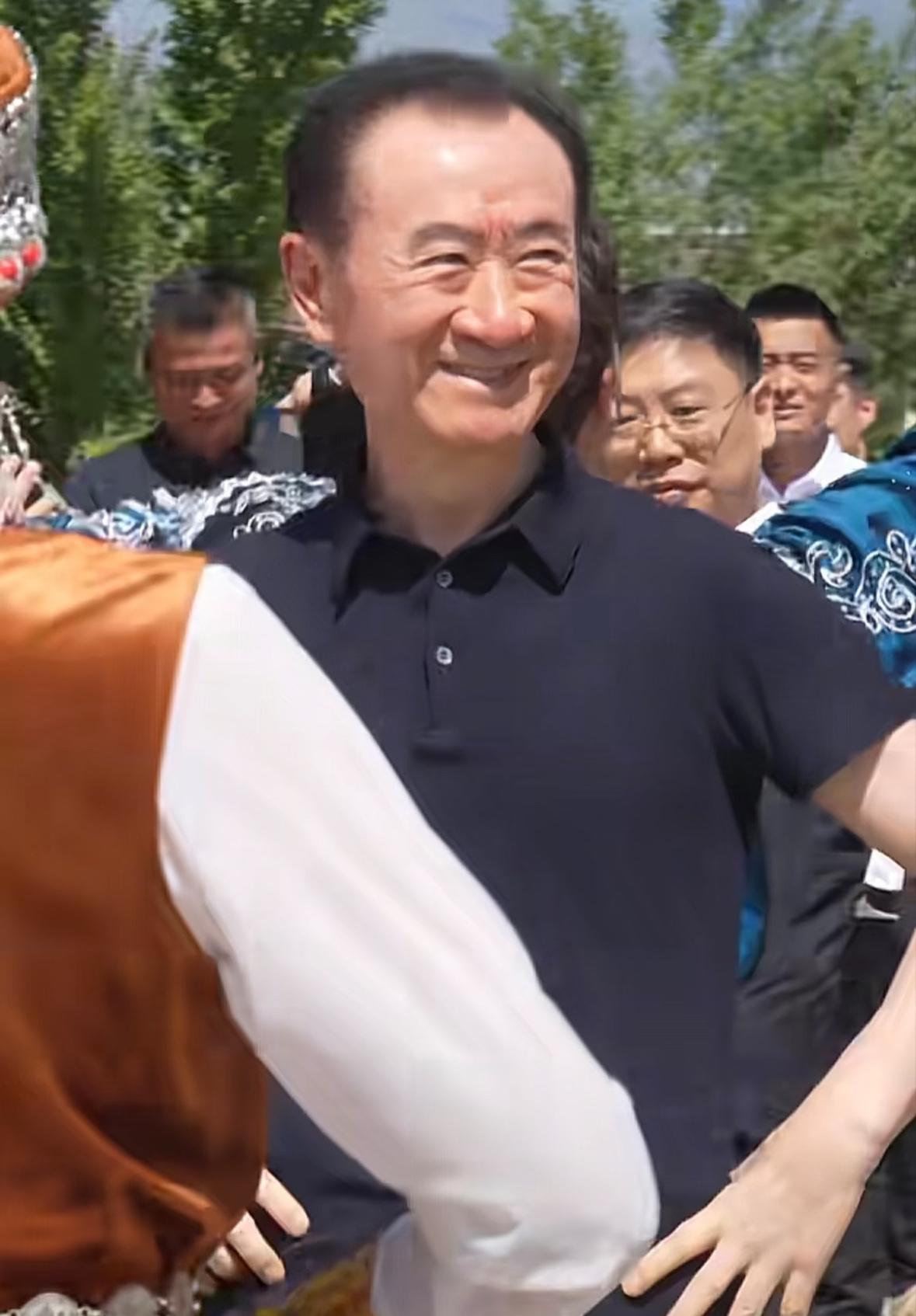 王健林：限高！执行标的以亿计。
儿子王思聪尚在日本享受人生，身边美女如云，老父在