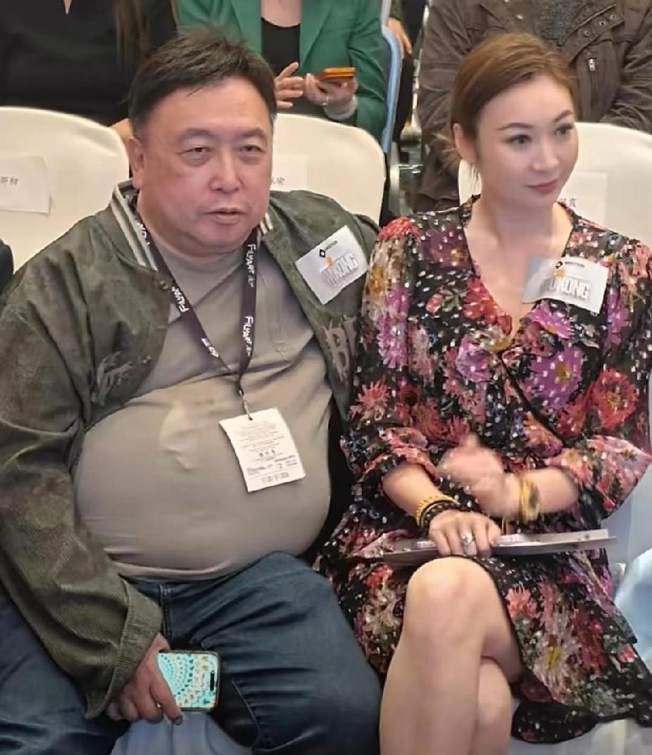 王晶的手不自觉搂住女演员，这是他的习惯动作？前几天有个影视研讨会，主题是讨论AI