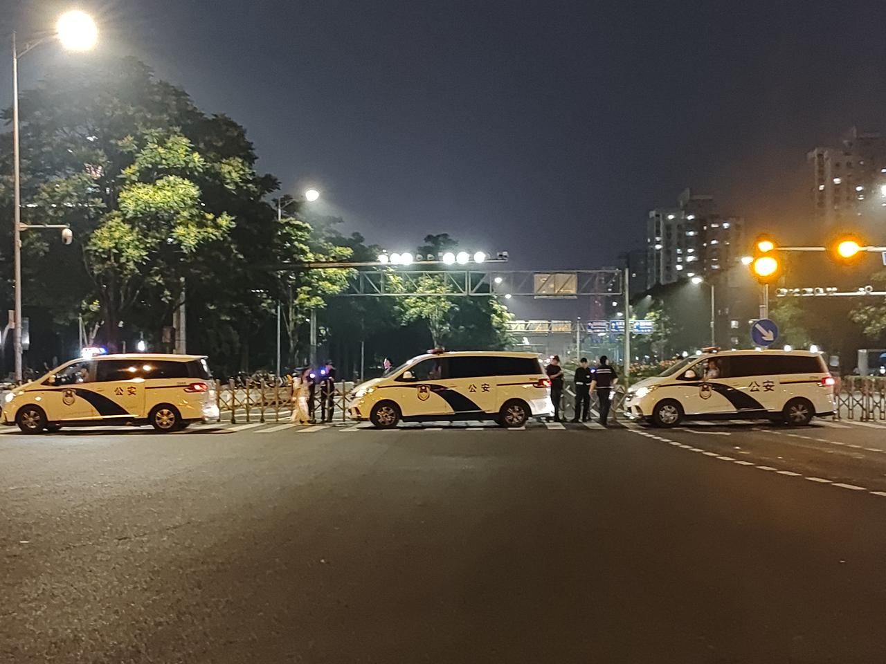路遇警车交通管制查哨
可能是周末查酒驾