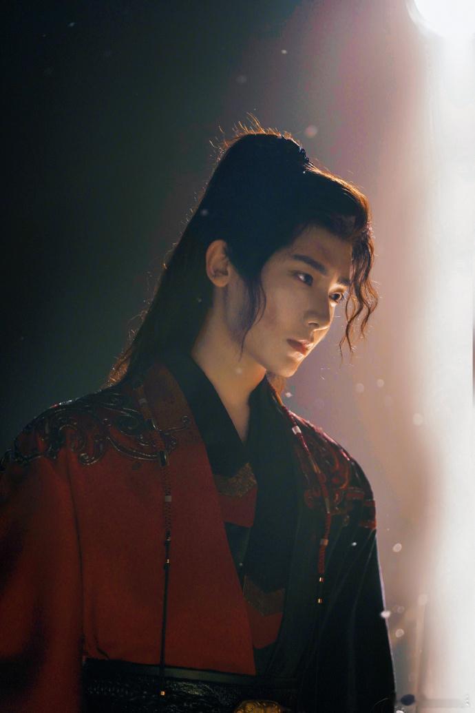 侯明昊确认出席爱奇艺世界大会 据工作室同步日程，侯明昊确认将于4.20携《雀骨》