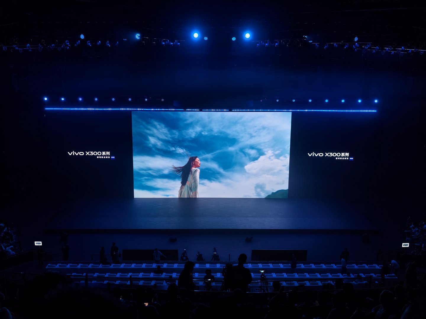 vivo X300系列发布会开始了，每次听黄韬总讲发布会都很舒服，娓娓道来，对情