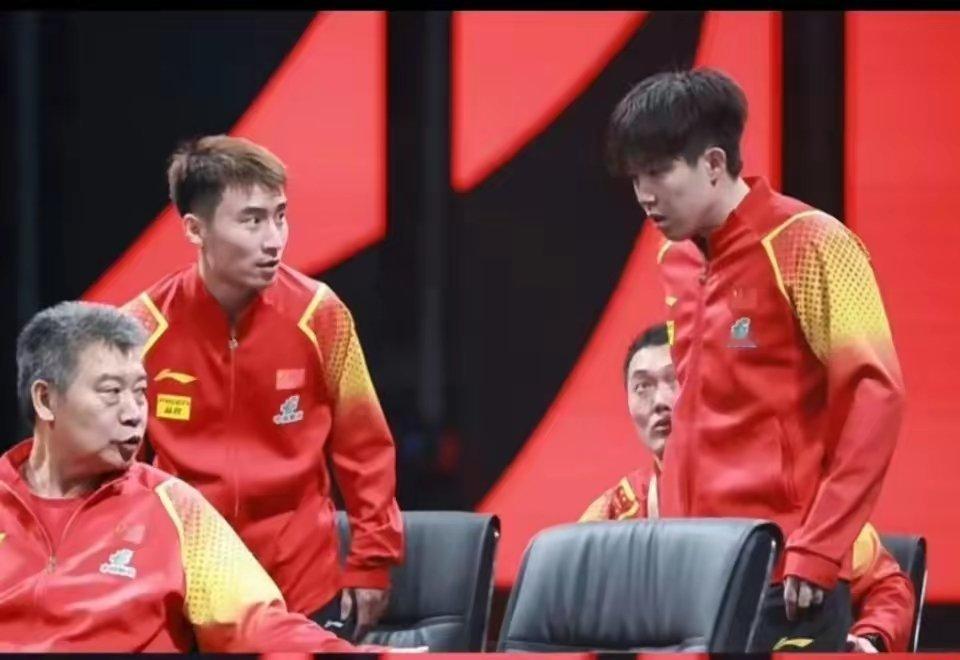 此时，我太懂李爷爷心情了。即将离开国乒的李爷，心里难舍难分。抓紧有限时间，多出现