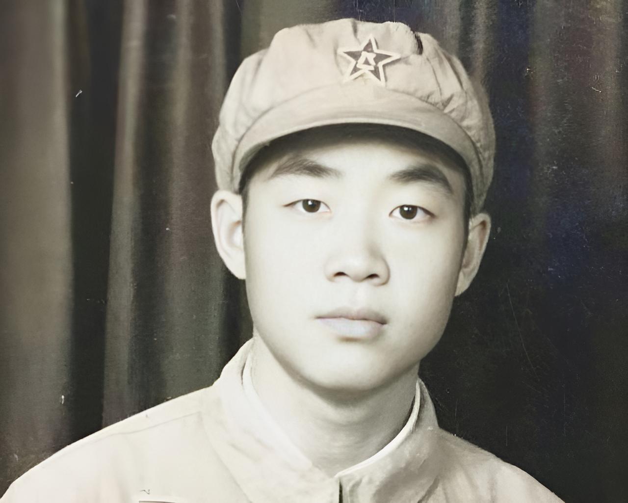 1951年，朝鲜临津江前线。15岁的志愿军新兵张典文在擦拭火炮时，心血来潮对着对