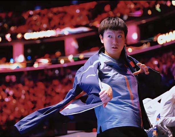 孙颖莎只是简单穿了件衣服，在镜头里却像身披战袍，英姿飒爽、气场全开，妥妥的大将风