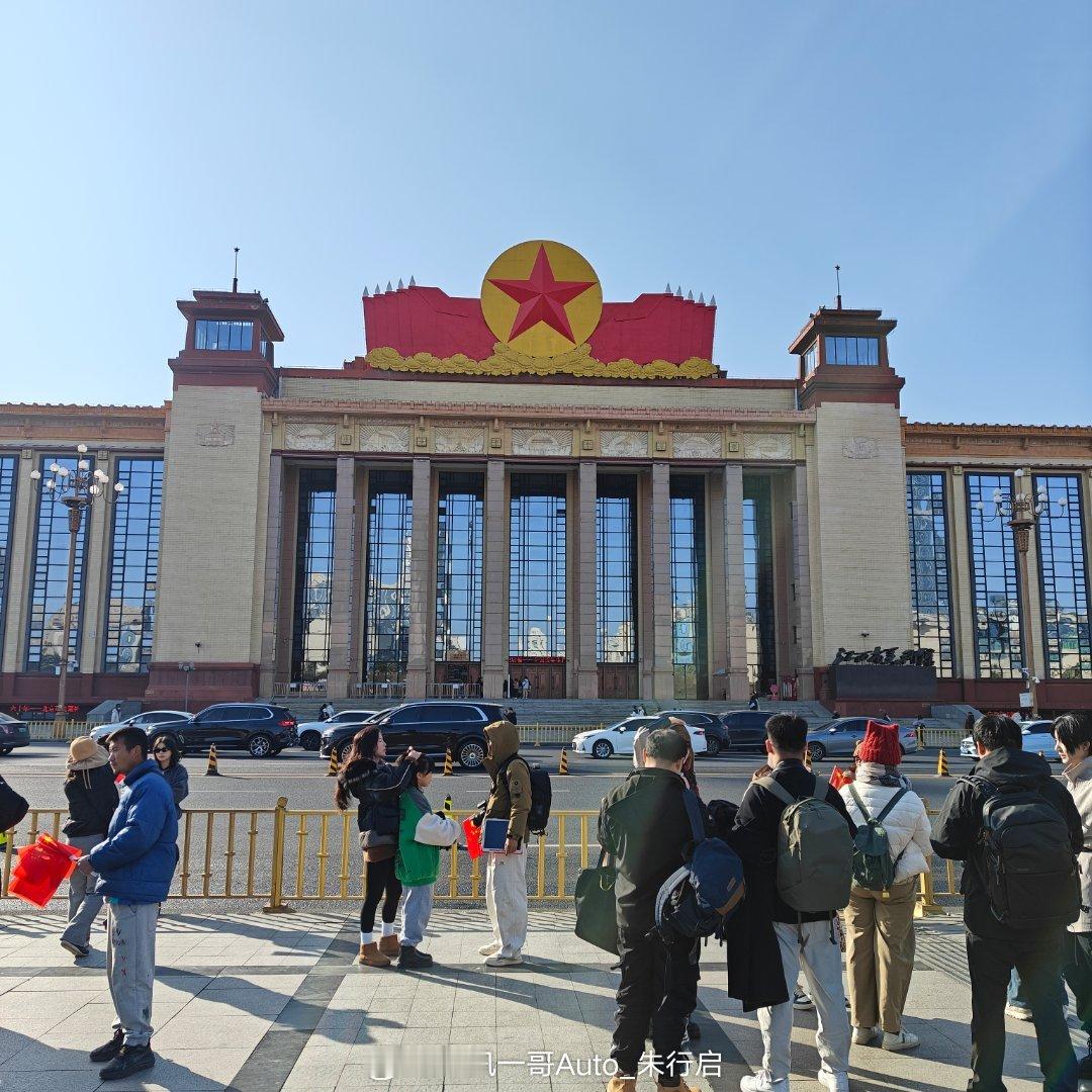 今天天气还挺不错的八一广场有很多人来拍照虽然现在不是节假日但是外地游客还是挺多感