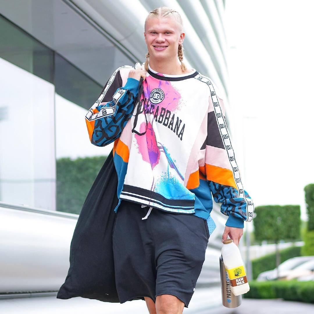 梳着两条小辫子的哈芭比[捂脸]，试问谁不爱这样的哈兰德？令人艳羡的“芭比娃娃”，