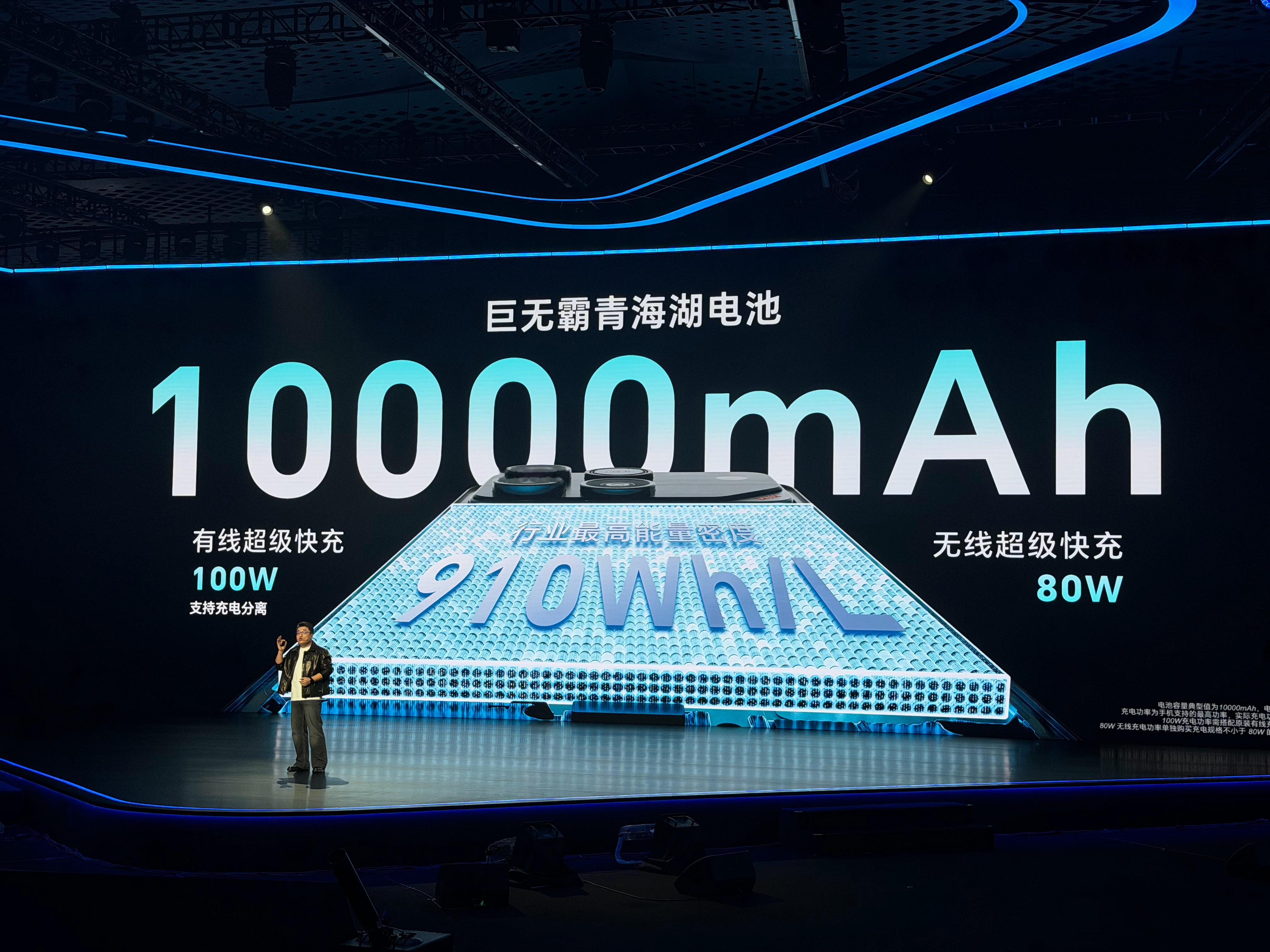 荣耀WIN的电池容量达到了惊人的一万毫安说实话这也太夸张了！并且还支持100W有