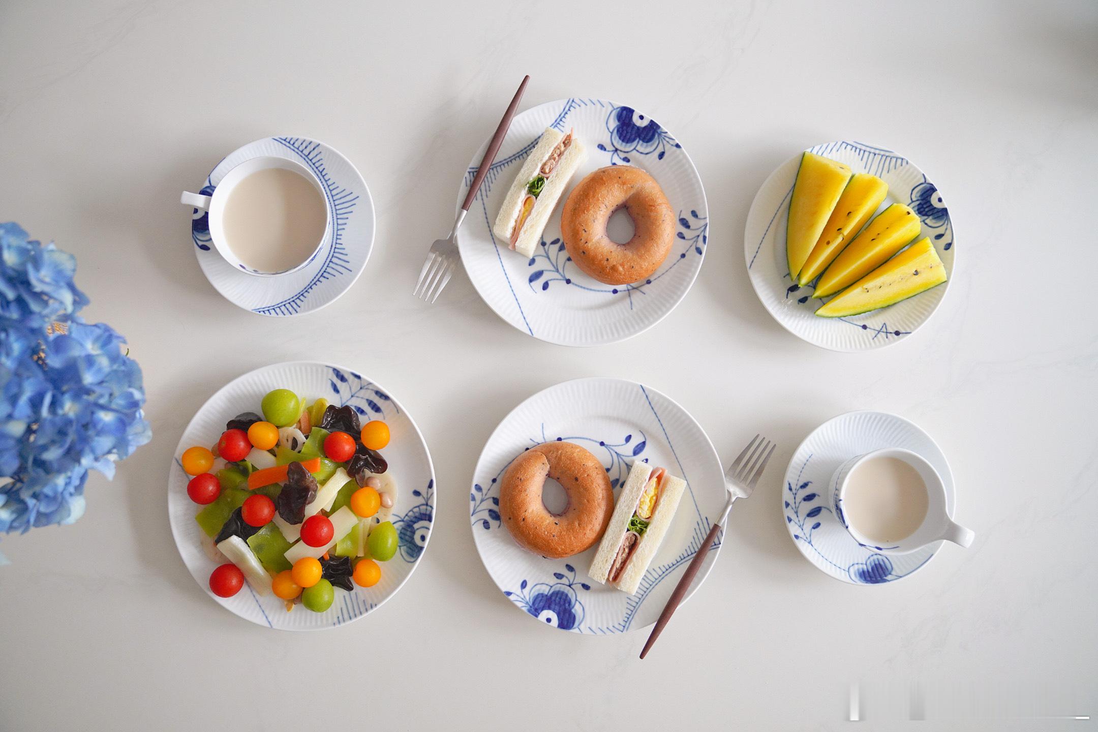 新周好呀[鲜花]早餐蓝莓贝果、金枪鱼鸡蛋三明治、凉拌菜、燕麦豆浆、西瓜~ ​​​