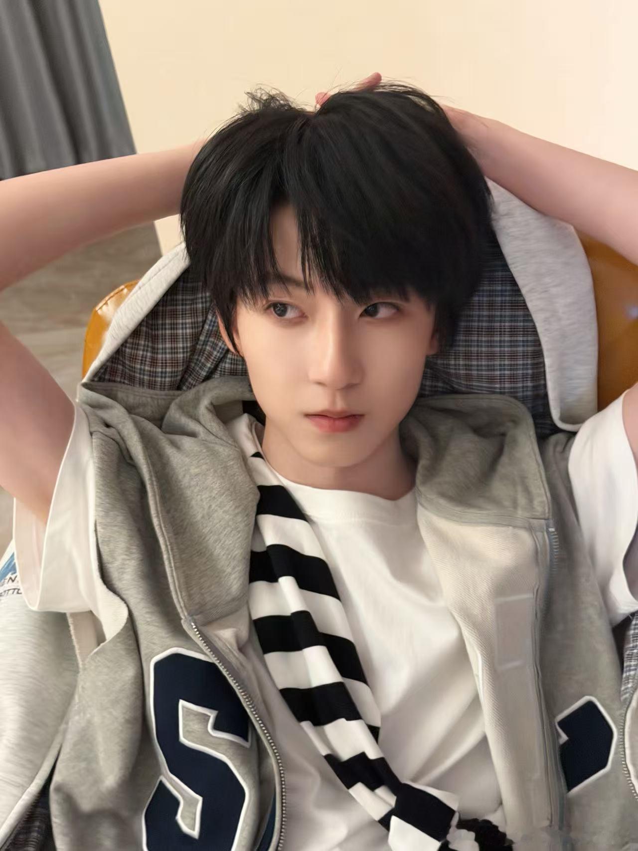 杨博文哥哥很帅气 