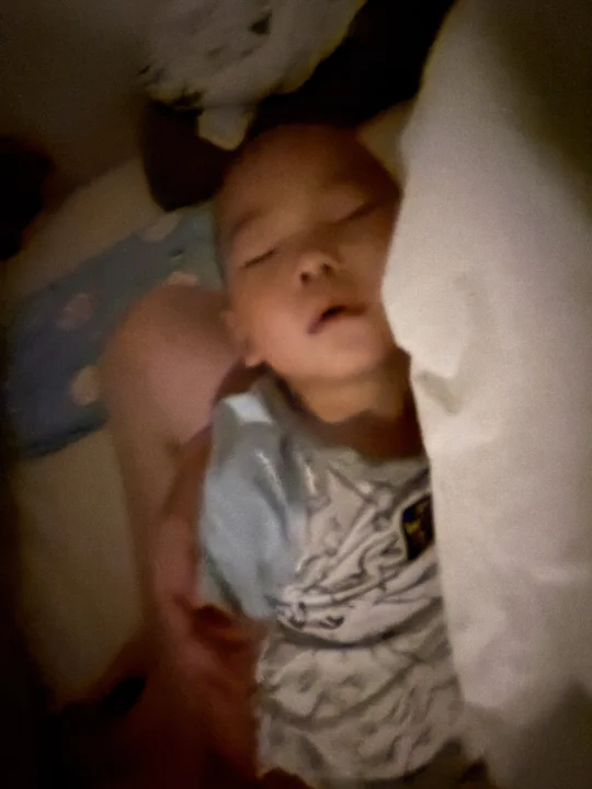 谁家小孩儿17月龄还在抱睡➕奶睡啊