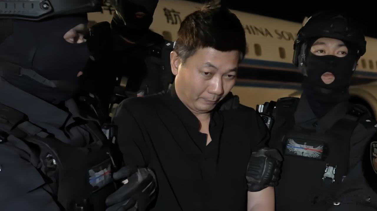 刘忍生于安徽灵璧，出身普通。

辍学后无所事事，2000年前后，姐姐将其带到柬埔
