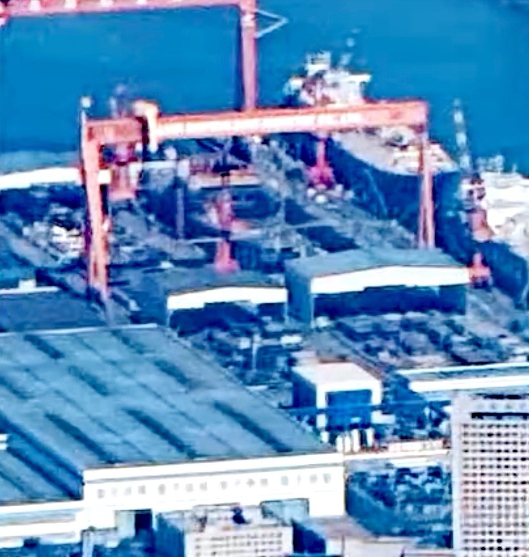 今日004侧视图 舰首还是没上球鼻艏，甚至还缺一节 图源网络烽火问鼎计划