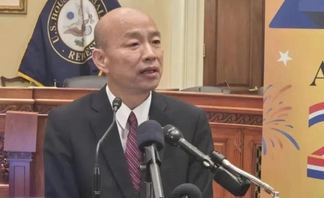 真是可笑！韩国瑜窜美抛出荒唐“恋爱论”。不要名分只要撑腰？他竟密会被制裁的佩洛西