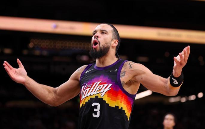 对比杜兰特和狄龙，
才明白什么叫实力在适配面前不值一提！
上赛季在布克的身边，是