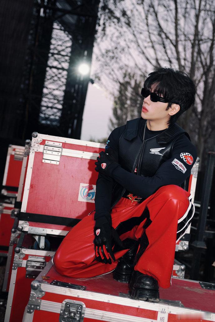 杨和苏 Asen看过不少rapper的现场，还是觉得杨和苏的现场无人能及。他在舞